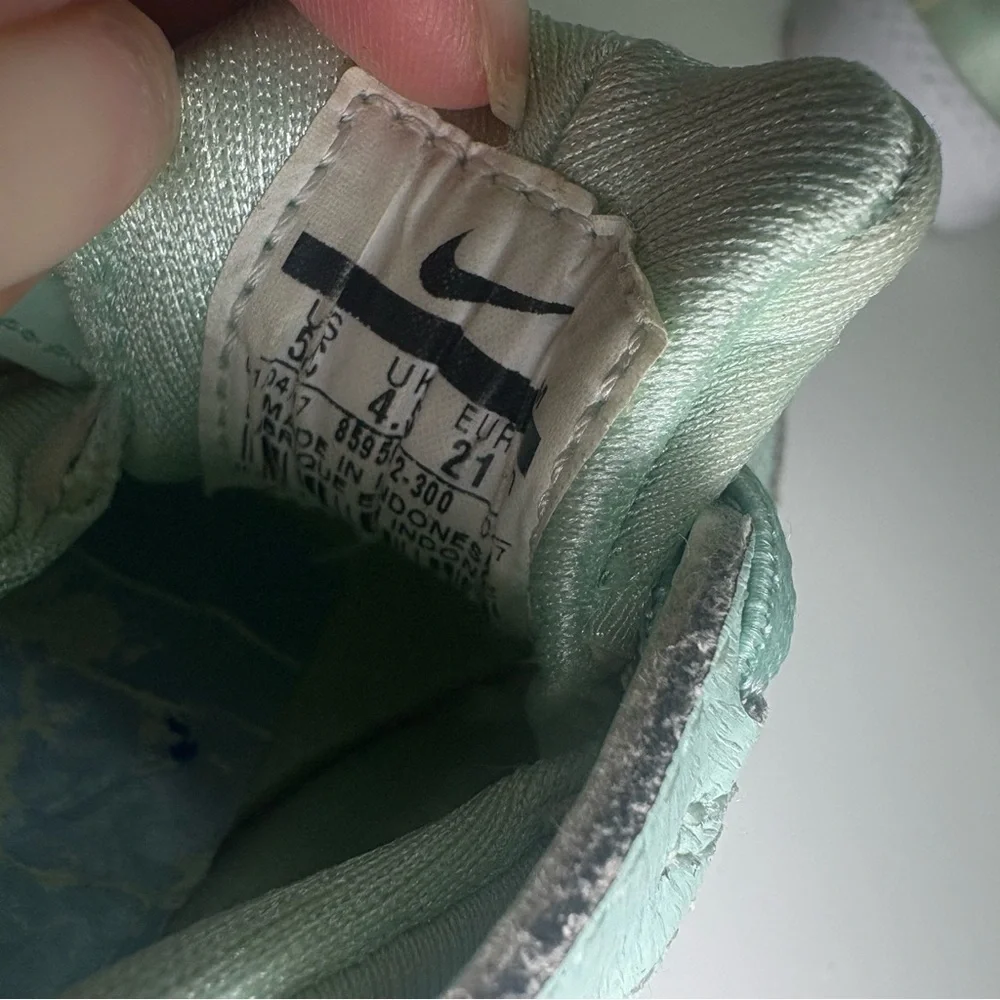 Nike Hurache Igloo Green size 5C Atheletic Casual Sneakers Streetwear
